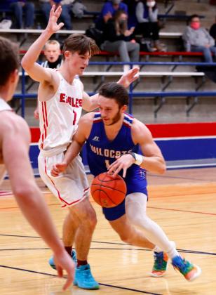 Wildcats keep top spot in league with win